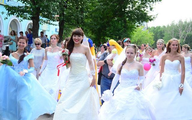 День молодежи в Чепецке: парад невест, пляжный волейбол и концерт