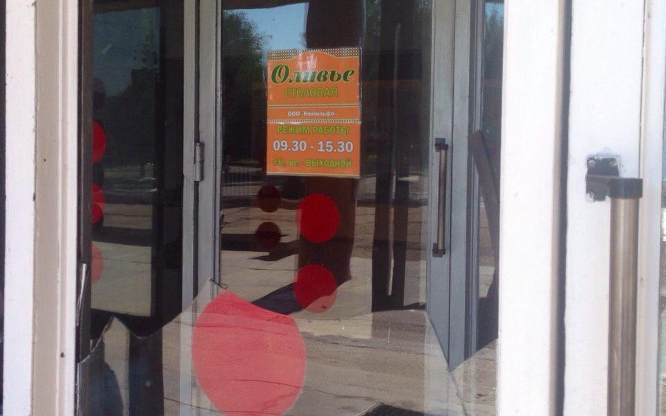 В Чепецке хулиган разбил стекло на входе в администрацию