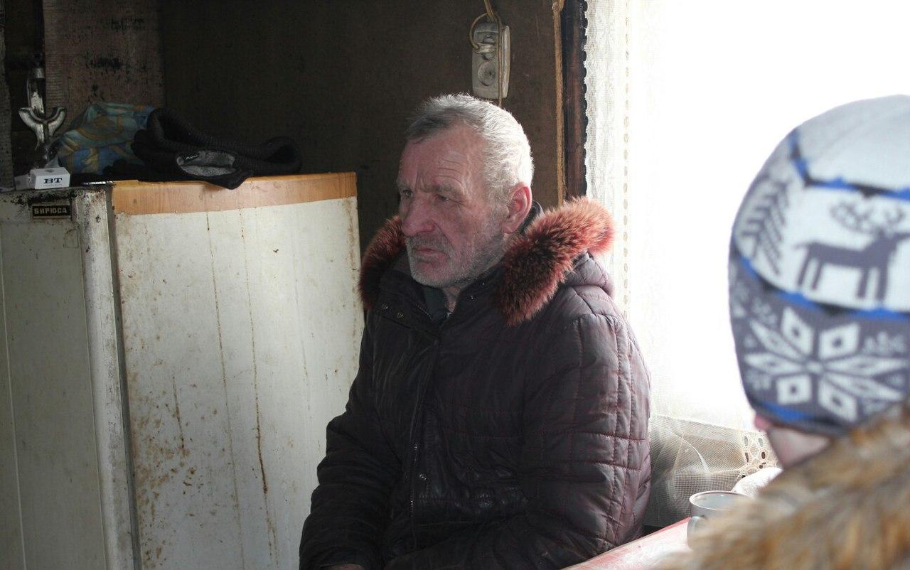 В Чепецком районе школьники помогают старикам, живущим в сгоревшем доме