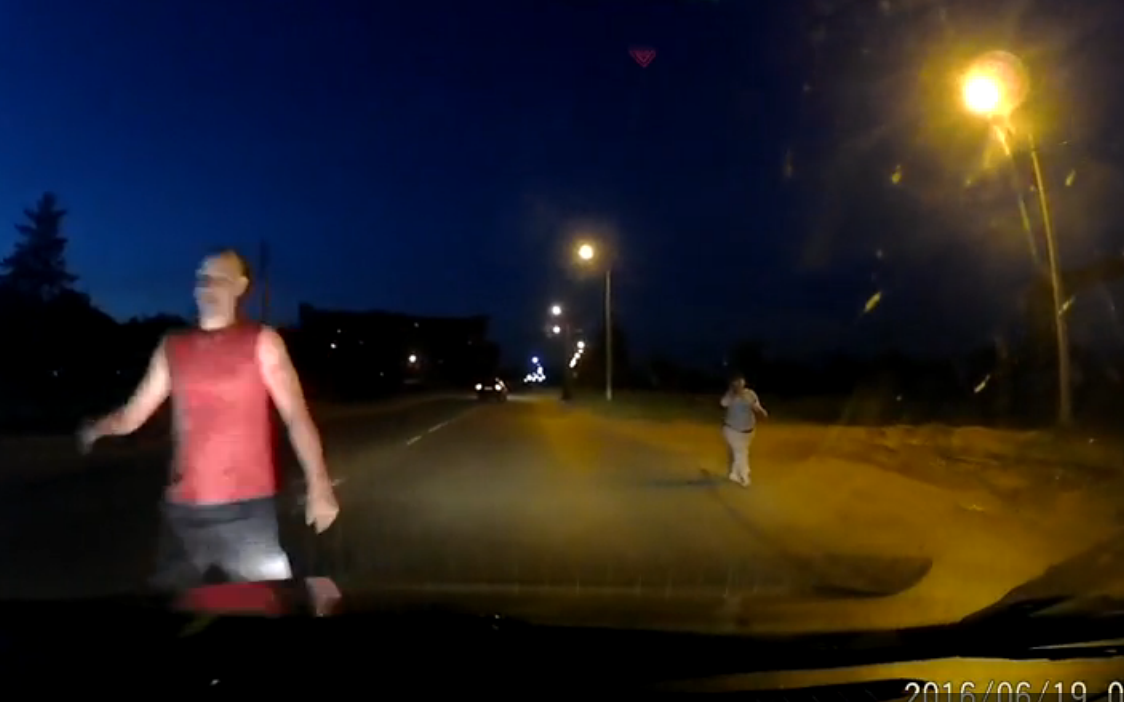 В Чепецке неадекватный мужчина вышел на середину проезжей части и пошел на машину