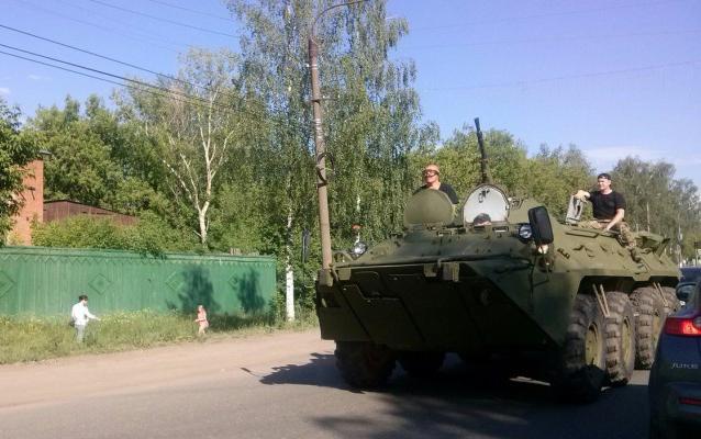 Двое молодых людей ездили по Нововятску на БТР