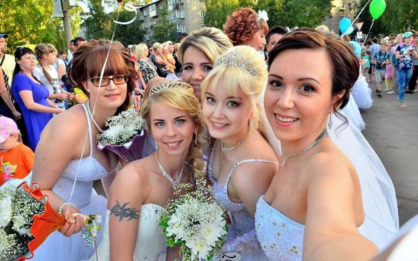 Фоторепортаж из соцсетей: в Чепецке прошел парад невест