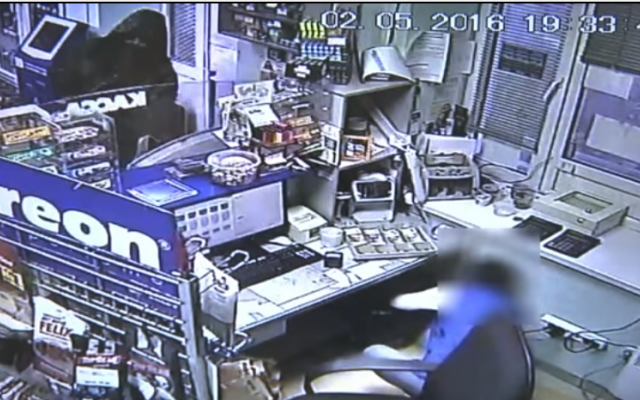 Видео: в Кирове мужчина напал на сотрудницу АЗС и похитил полмиллиона