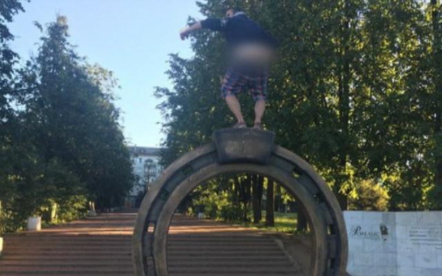 Кировчанка хочет познакомиться с хулиганом, который забрался на «Подкову счастья» и снял штаны