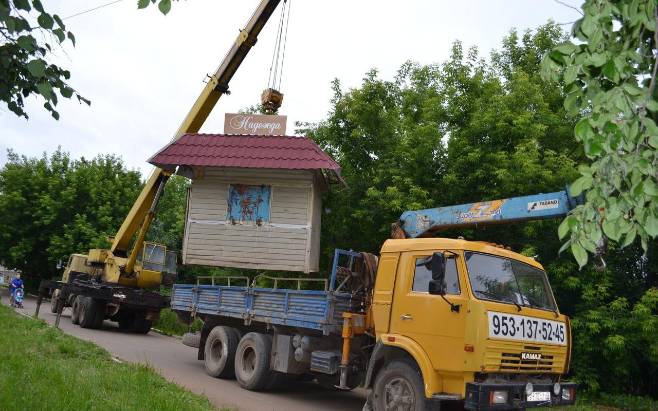 В Чепецке администрация вместе с полицией демонтировали киоск со шкаликами