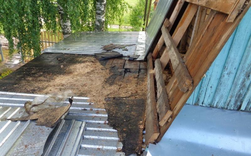 В Чепецком районе молния ударила в дом: до приезда спасателей с огнем справился сосед