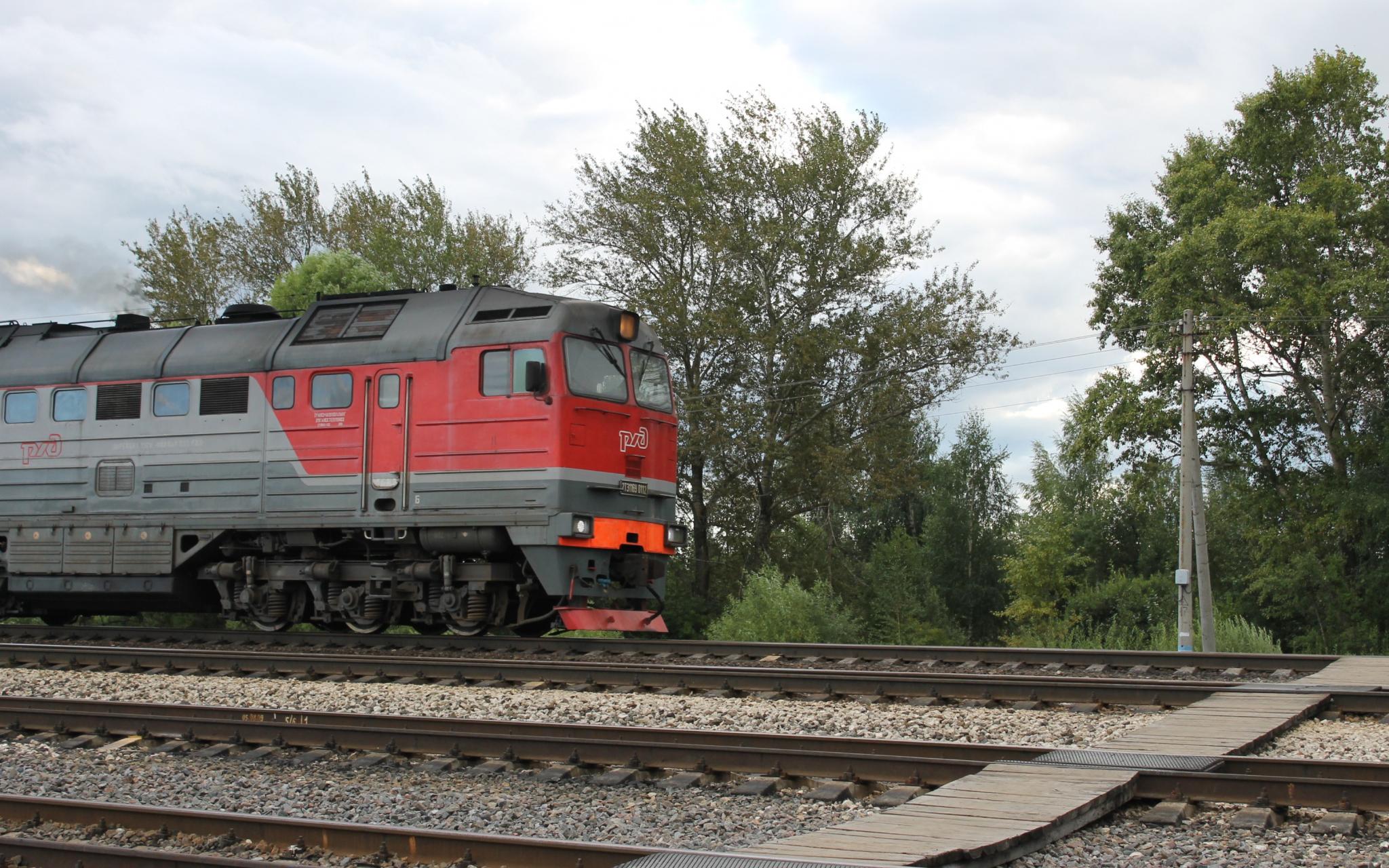 В Кировской области двое мужчин едва не погибли под колесами поезда