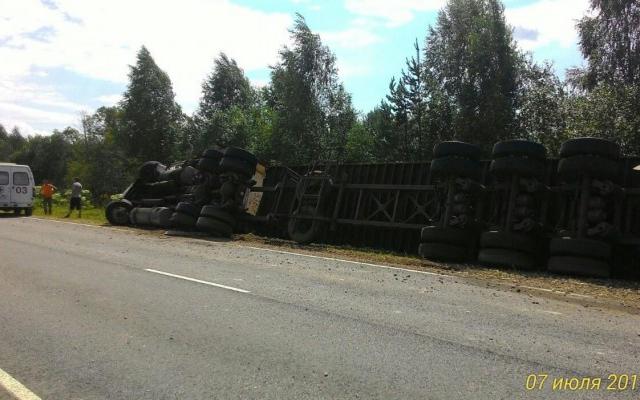 В Кировской области на трассе перевернулась фура: пострадал 23-летний водитель
