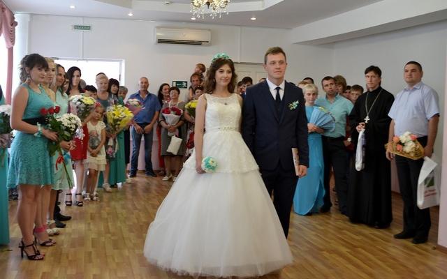 В День семьи, любви и верности 20 чепецких пар сыграли свадьбу: на регистрацию пришел глава администрации