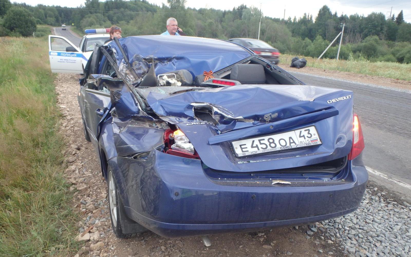 В Кирово-Чепецком районе КамАЗ врезался в иномарку: пассажирку легковушки увезли в больницу