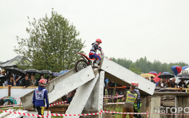 Фоторепортаж: в Кирово-Чепецком районе прошел байк-рок-фест "Взлетная полоса"