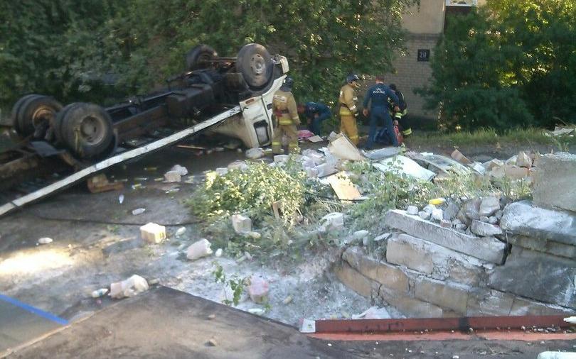 Грузовик из Кировской области врезался в гараж: погибли женщина и ее полуторагодовалая дочь