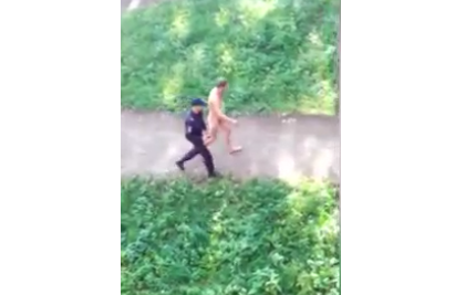 Видео: в Кирове у школы бегал голый мужчина