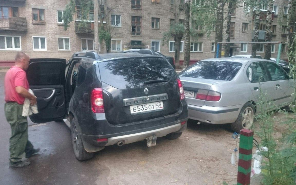 Соседские войны: кто продает и покупает парковки в чепецких дворах?