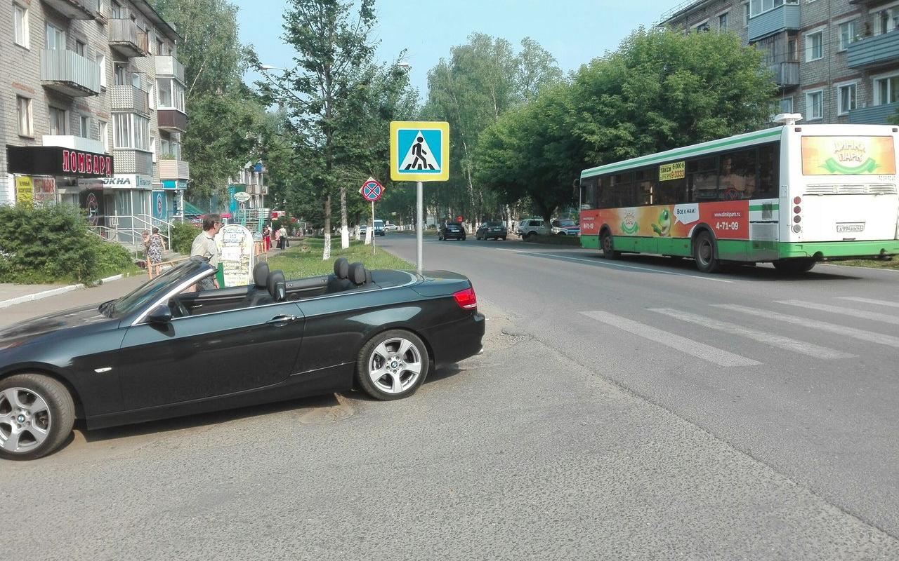Автохам в Чепецке: кабриолет BMW припарковался на тротуаре у пешеходного перехода