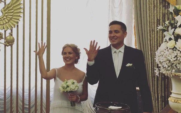 Вокалистка группы "Роднополисы" из Чепецка Екатерина Реутова вышла замуж