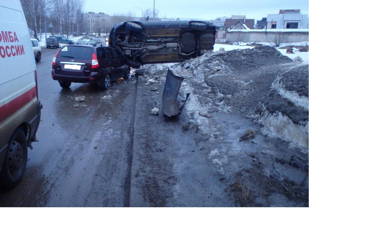 В Чепецке Mitsubishi наехал на припаркованную «Ладу»: есть пострадавшие