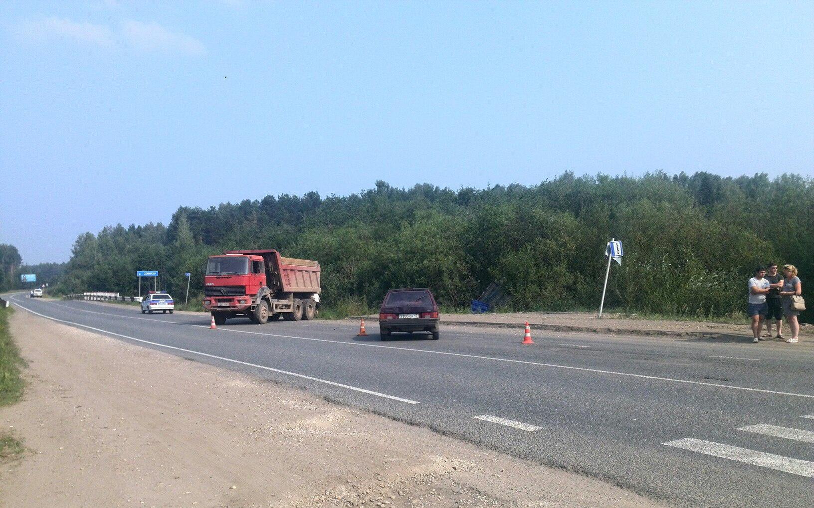 В Кировской области грузовой "Урал" снес остановку