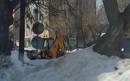 На проспекте Мира не поделили дорогу экскаватор и «Нива»