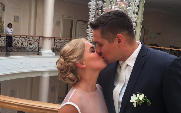 Стало известно, где проходит медовый месяц вокалистки группы "Роднополисы" из Чепецка Екатерины Реутовой