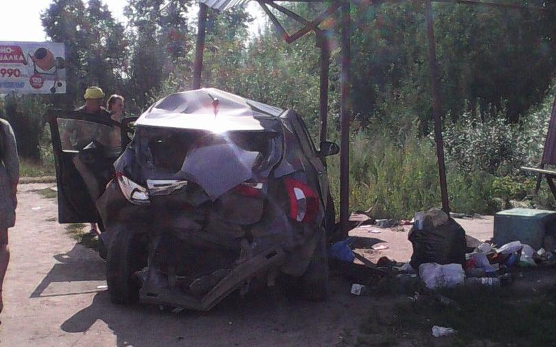 «Я услышала шум и увидела, что на меня что-то несется»: кировчанка оказалась на остановке, которую снесла иномарка