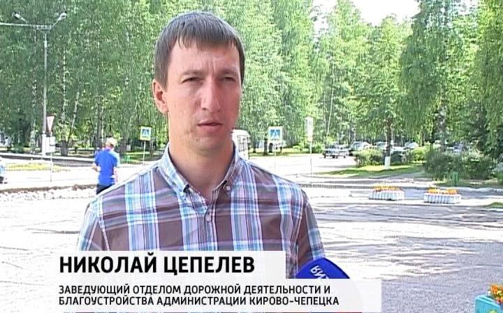 Представитель мэрии рассказал на камеру, когда отремонтируют дорогу на улице Ленина в Чепецке