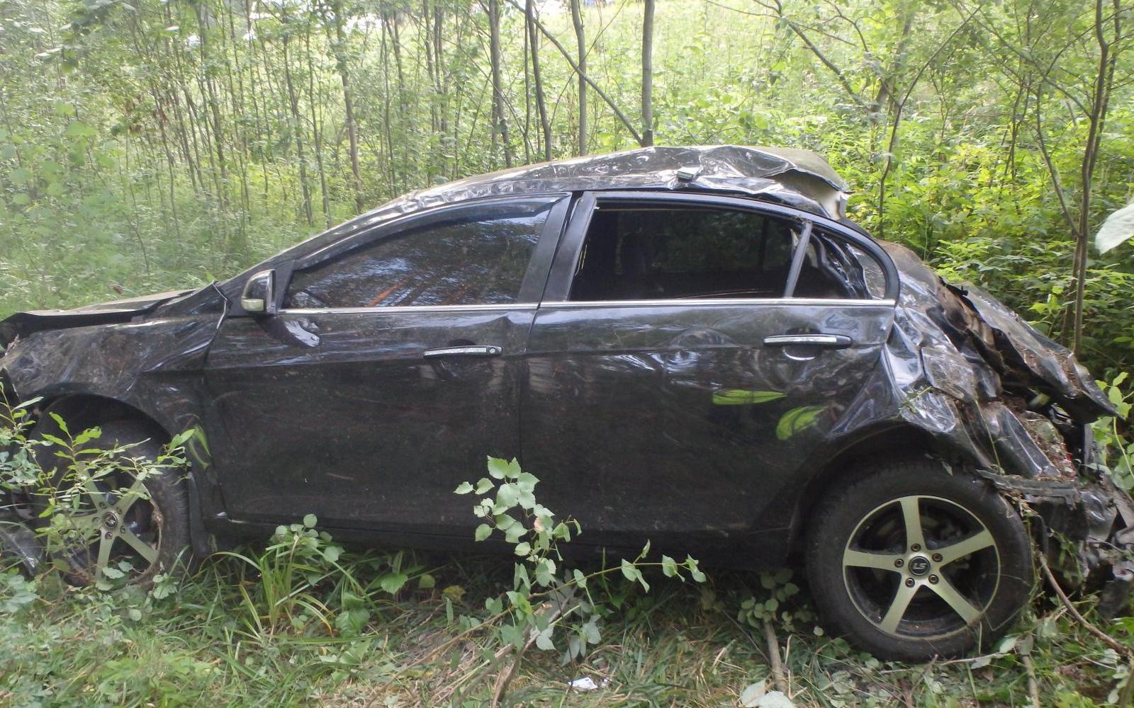 В Кирово-Чепецком районе иномарка "улетела" в кювет: водитель скрылся с места ДТП