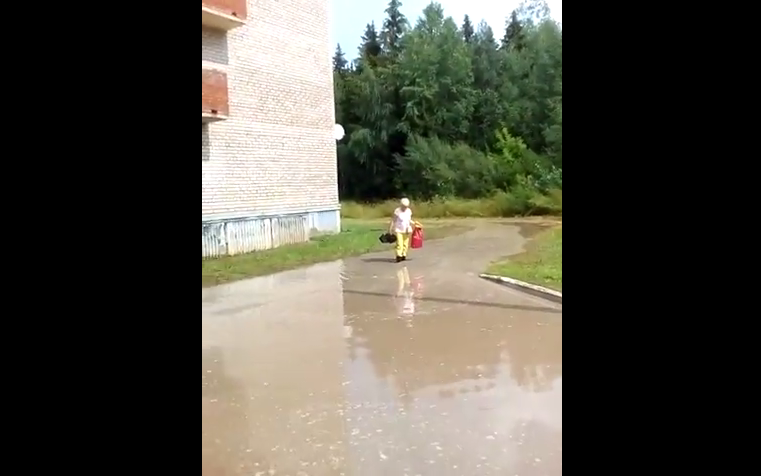 По Кирово-Чепецку пронесся ураган: люди переходили огромные лужи по очереди, передавая друг другу сапоги