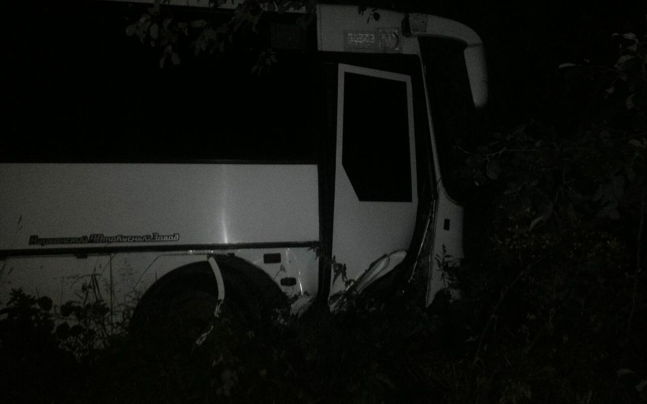 В Кирово-Чепецком районе легковушка врезалась в автобус: на место аварии приехали спасатели