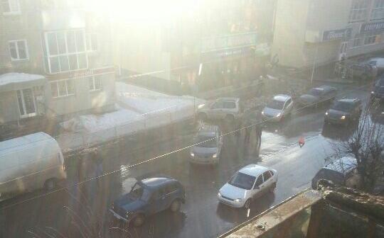 Из-за столкновения «Нивы» и Kia движение по проспекту Мира было заблокировано