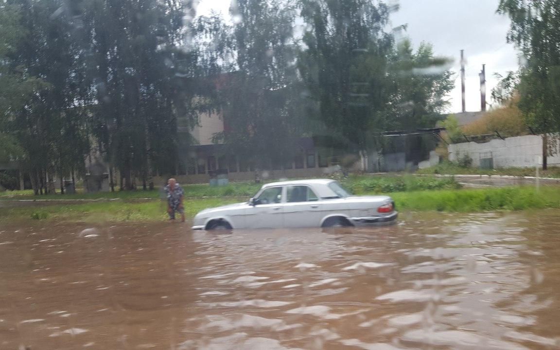 Последствия ливня в Кирово-Чепецке: водопады, лужи по колено и плывущие машины