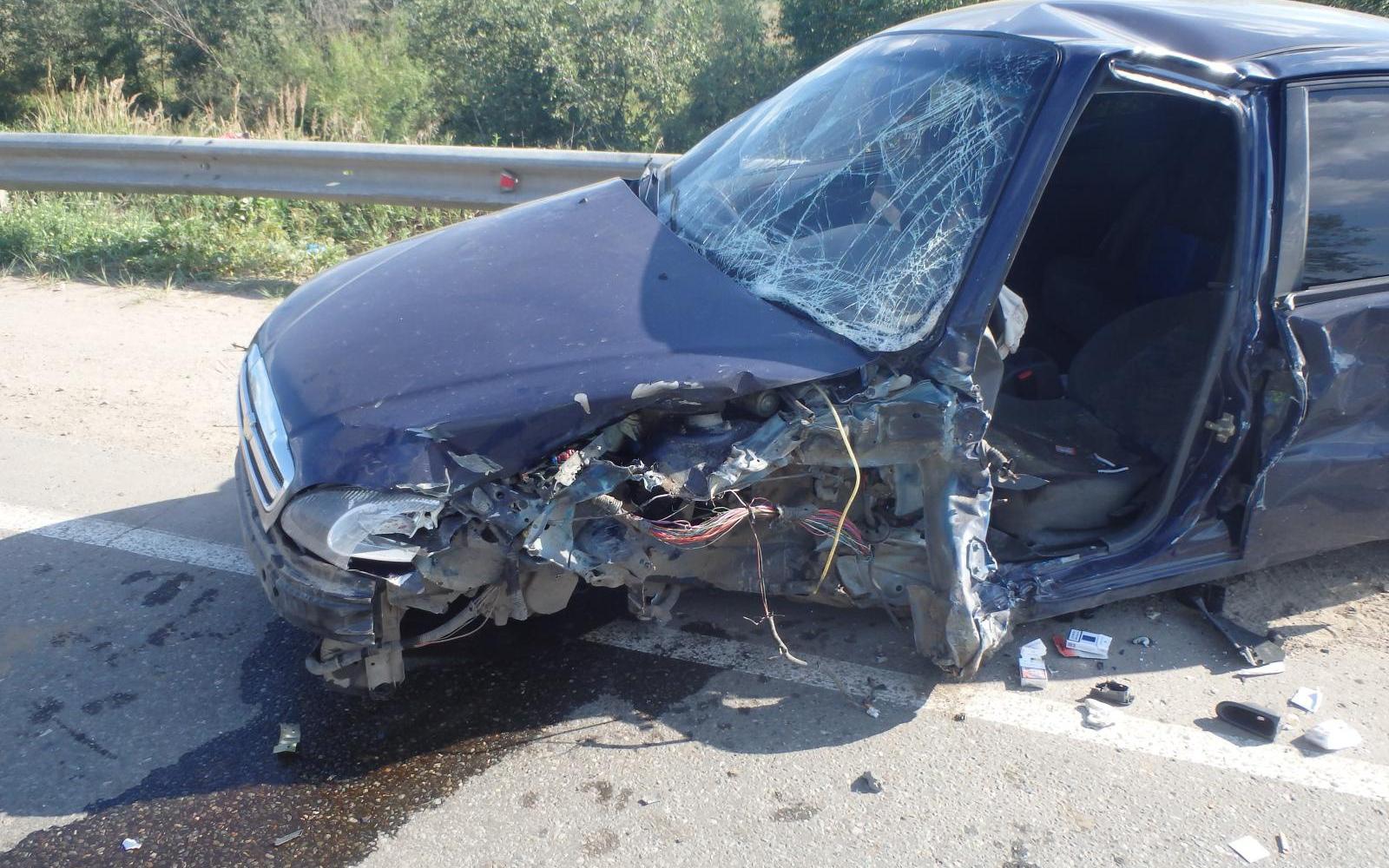 В Чепецком районе водитель Chevrolet влетел в «ЗИЛ»: от удара снесло часть автомобиля