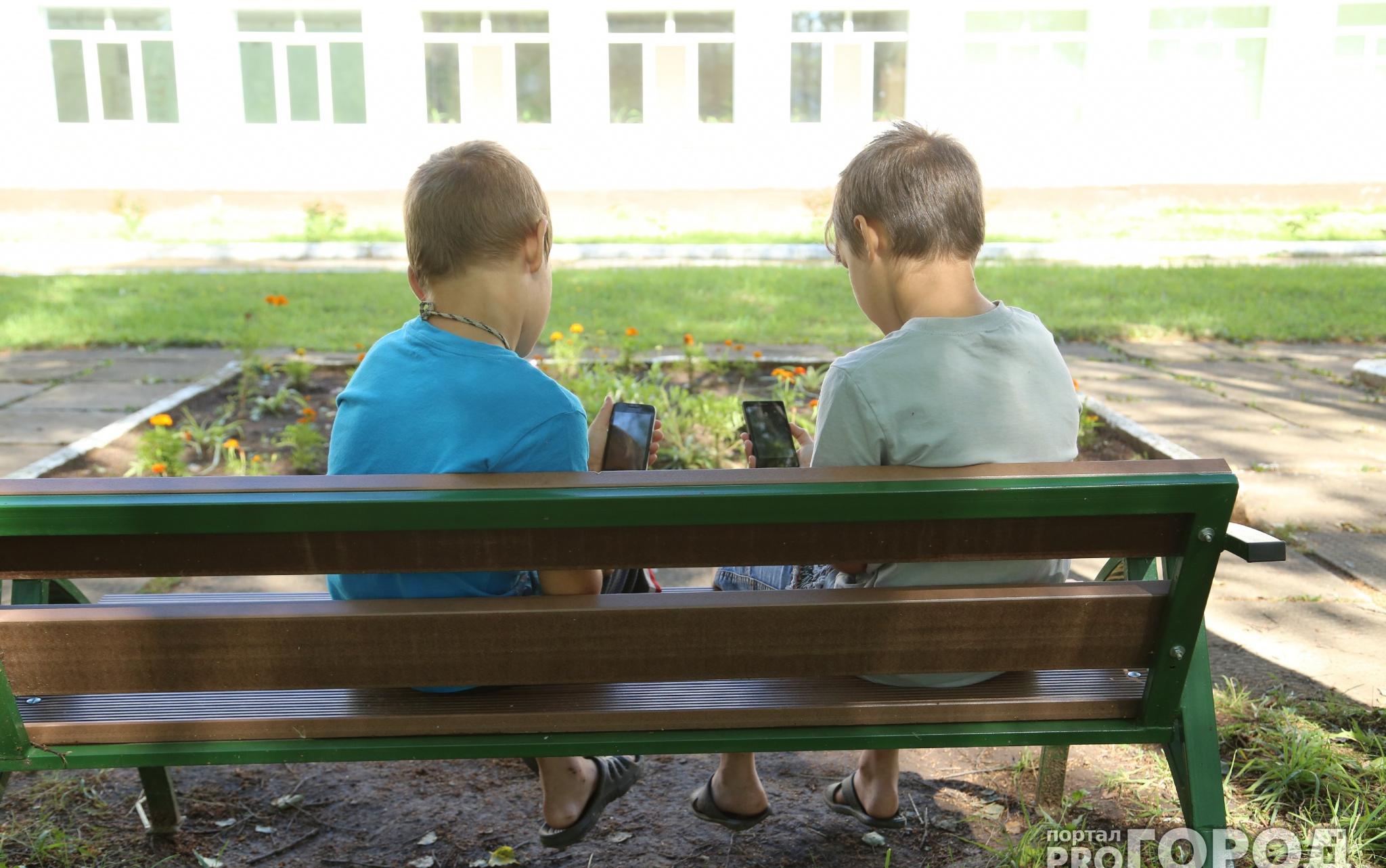 Чепчанка рассказала, что ее маленьким сыновьям в соцсетях предлагают наркотики и присылают откровенные фото