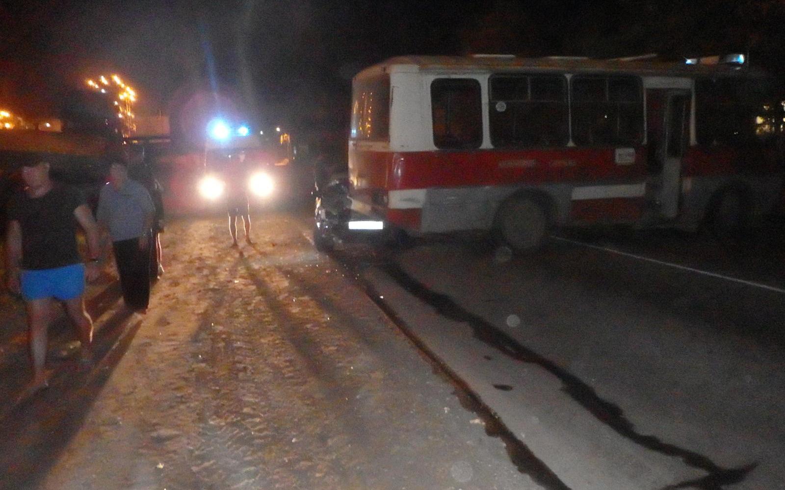 Студент на "семерке" врезался в "пазик" на территории завода в Чепецке