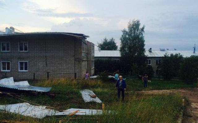 Жители дома в Кстинино, у которого ураган снес крышу: «Две недели живем с пленкой над головой»