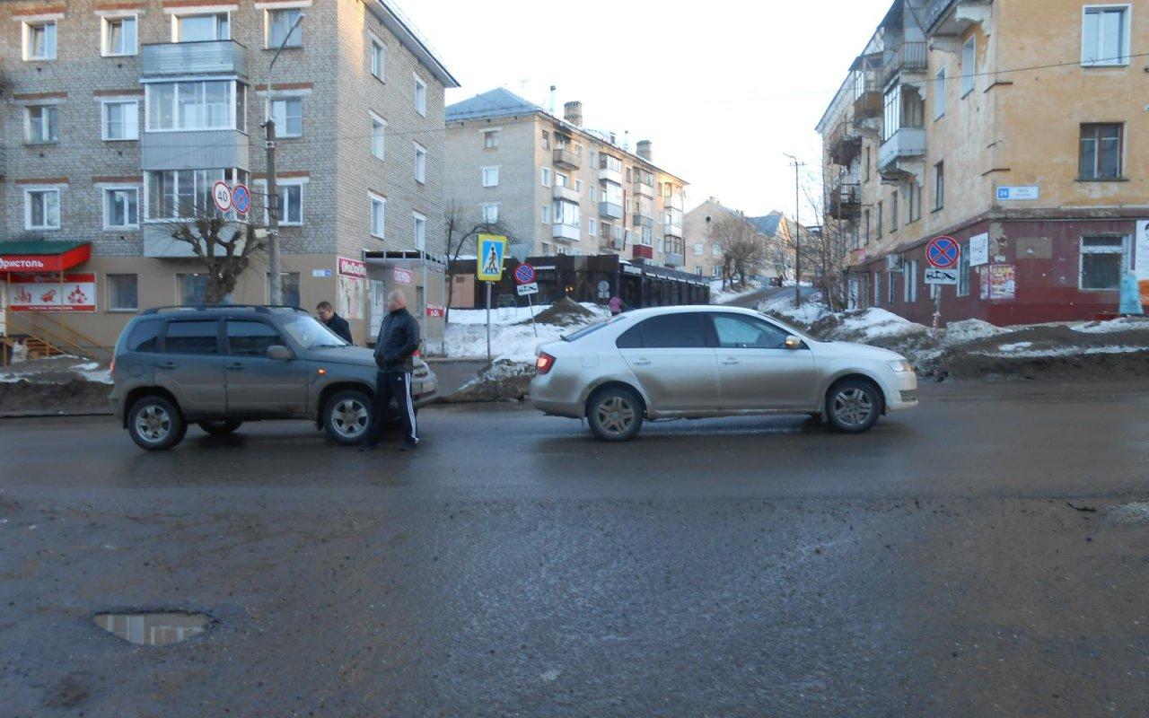 В Чепецке ослепленный солнцем водитель спровоцировал ДТП