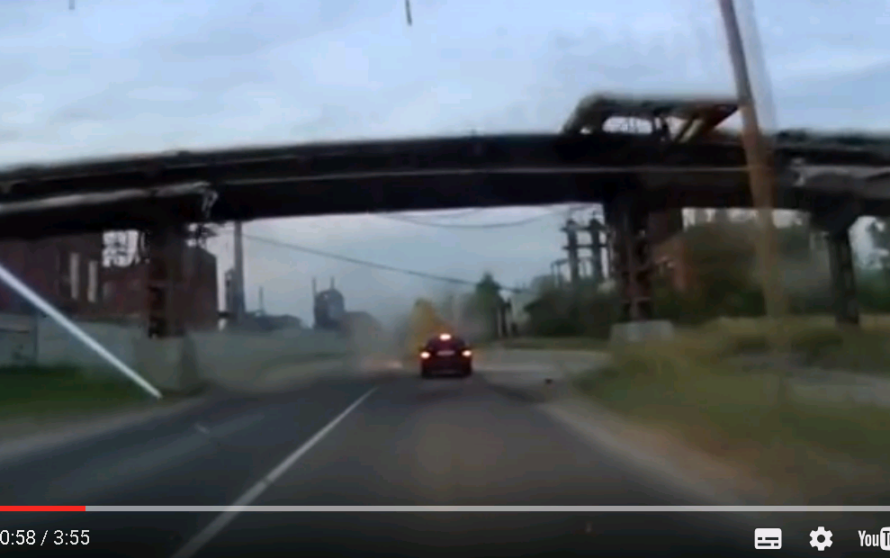 В Чепецке на улице Заводской грузовик на ходу снес кабель теплотрассы