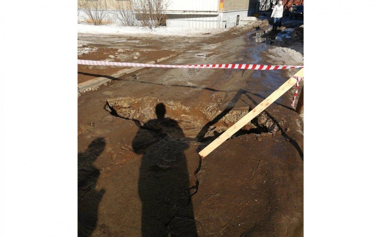 В Чепецке на проспекте России провалился асфальт