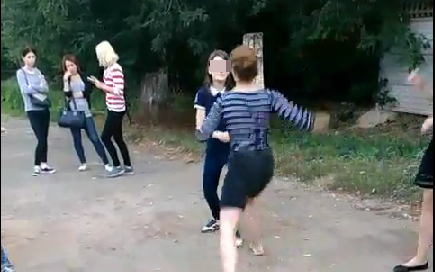 В Кирове жестоко избили школьницу на глазах толпы за порноролики