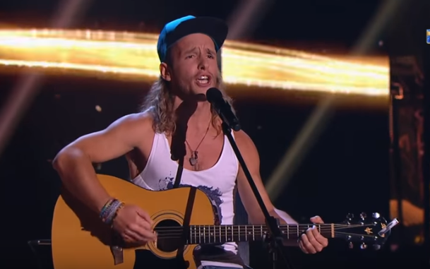 Кировчанин перед Тимати и Максом Фадеевым спел песню про пингвинов