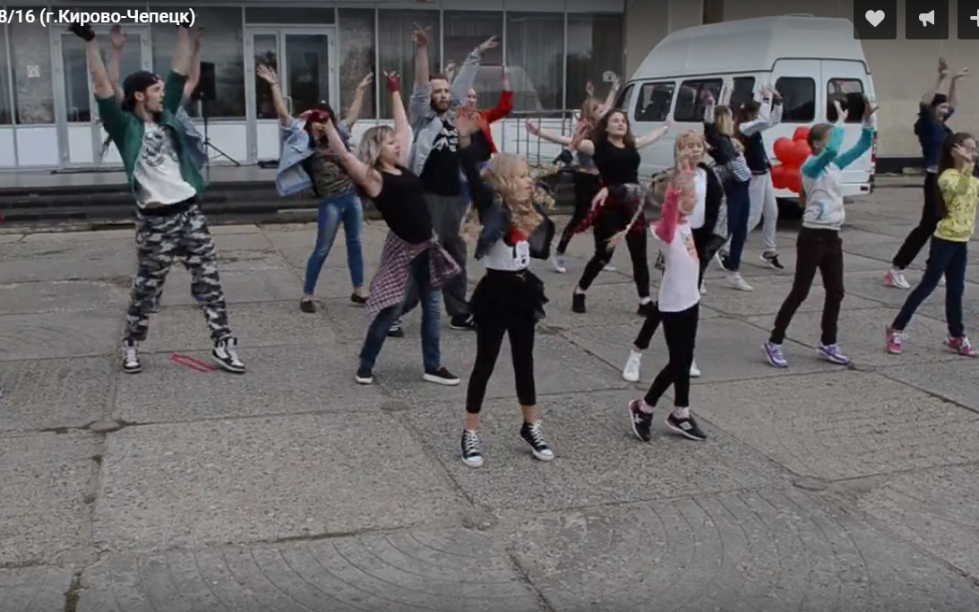 Фоторепортаж: в Чепецке прошел массовый флешмоб в стиле Майкла Джексона