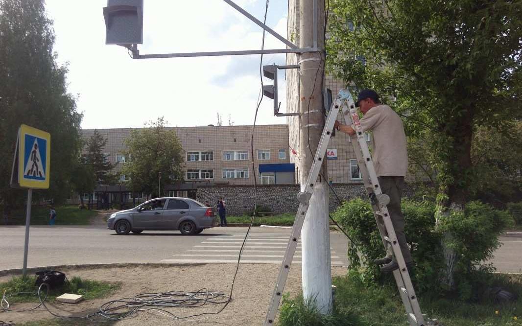 У поликлиники МСЧ-52 начал работу новый светофор