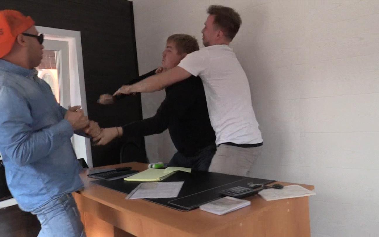 Певец Никита из Чепецка с молотком напал на обманувшего его строителя