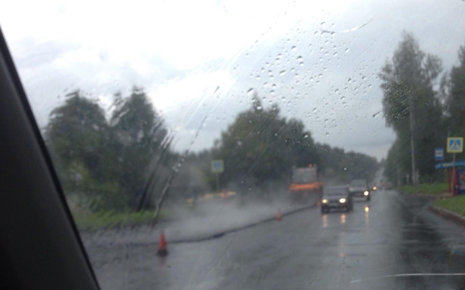 Читатели: «В Чепецке на улице Ленина в дождь укладывают асфальт»