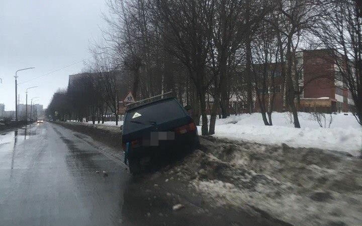 В Чепецке «девятка» вылетела с дороги в сугроб