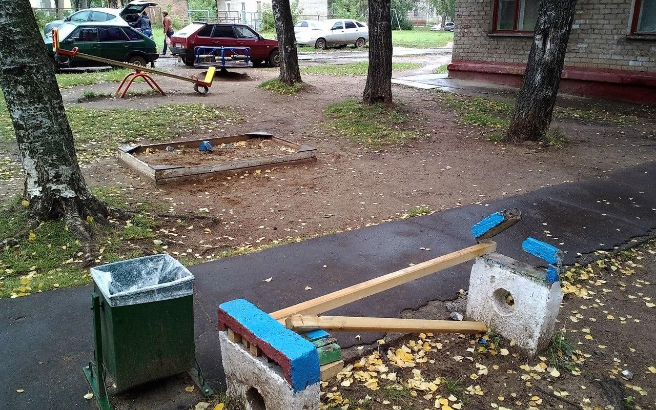 Недовольный сосед распилил скамейку во дворе дома на Пушкина и бросил обломки в песочницу