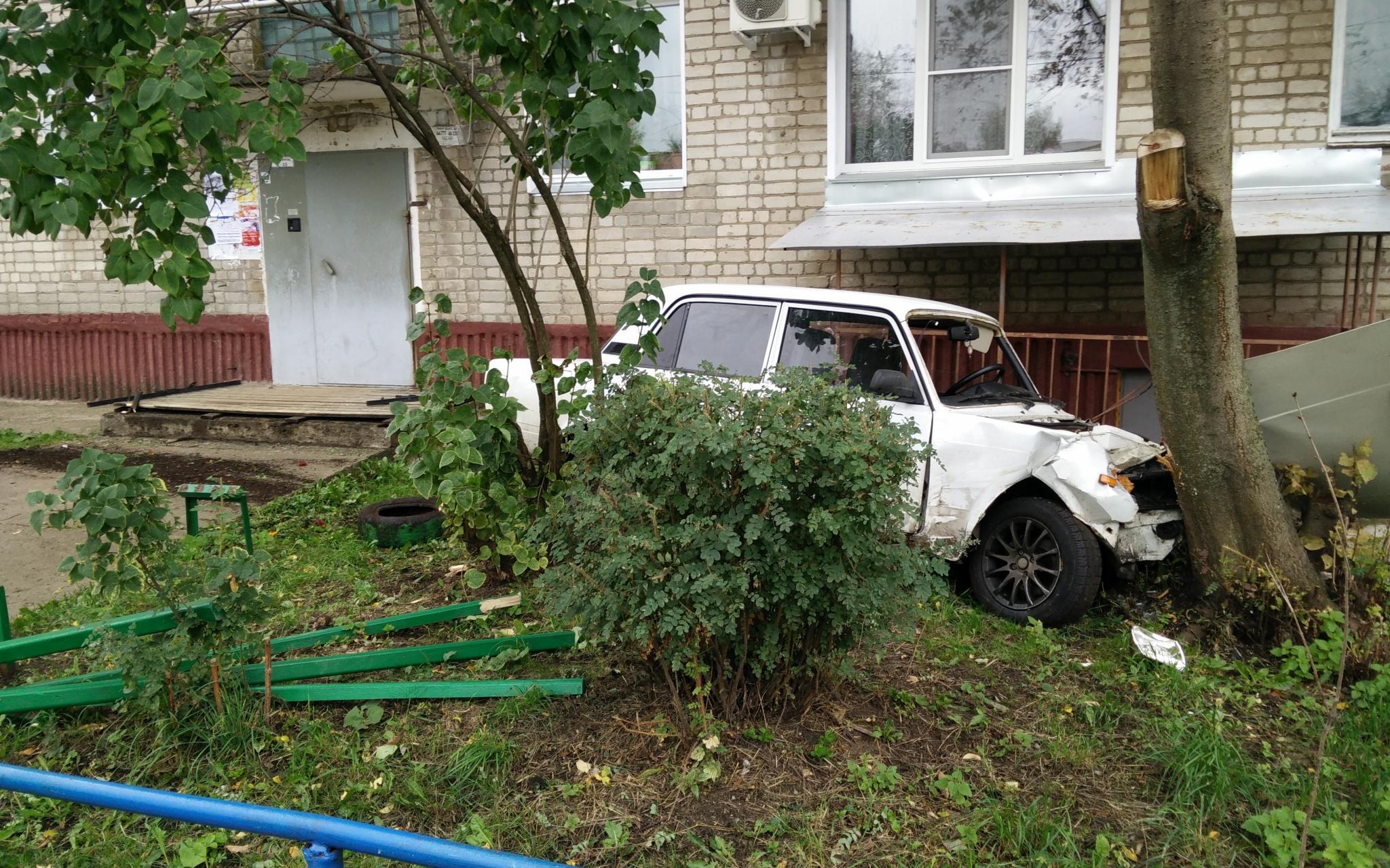 В Чепецке на улице Ленина лихач на ВАЗе чуть не влетел в подъезд дома