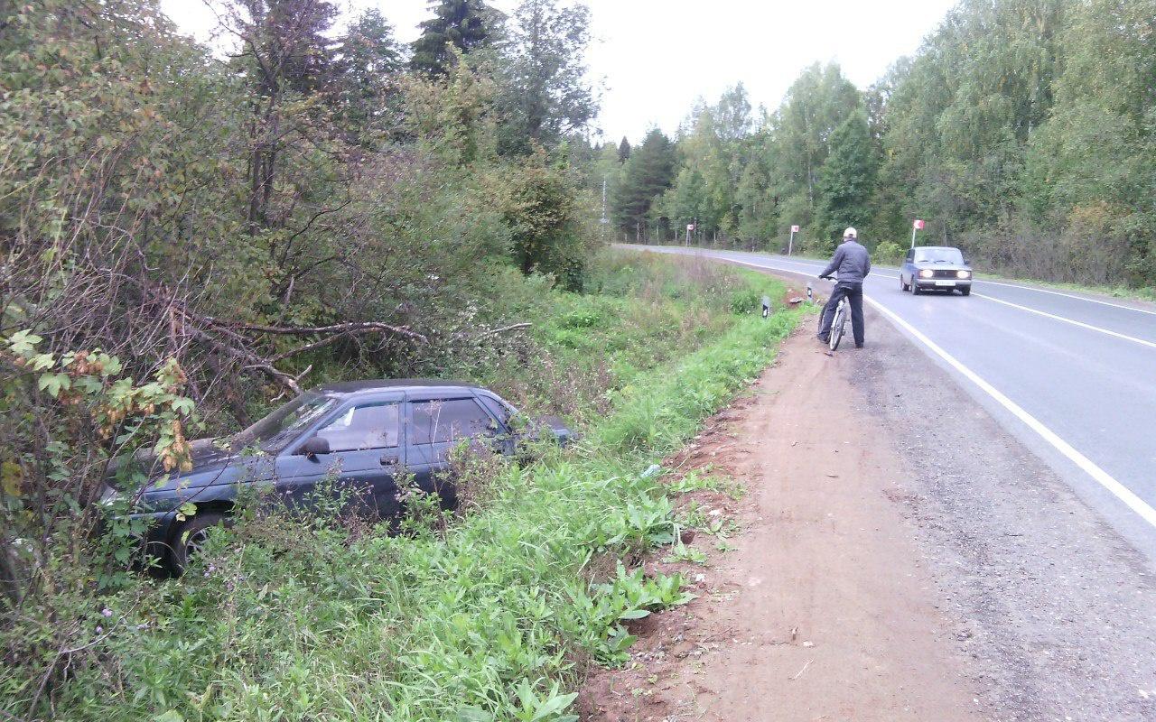 У Перекопа ВАЗ улетел в кювет, водитель убежал с места ДТП