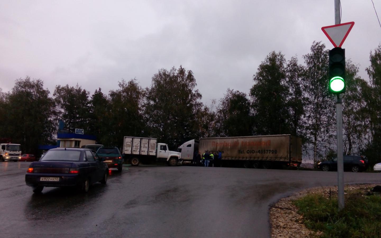 В Кирово-Чепецком районе 23-летний водитель грузовика врезался в легковушку