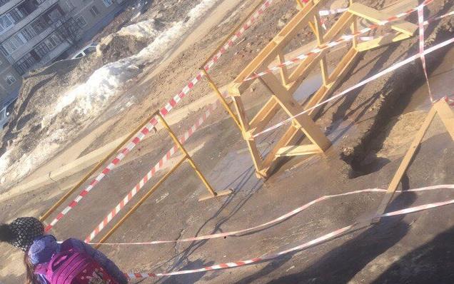 Администрация Чепецка: «Водитель фургона, провалившегося в яму, проигнорировал ограждения»